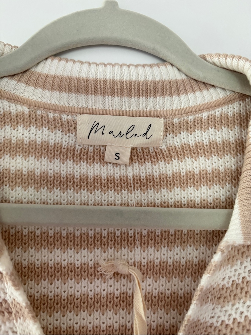 Marled Beige & White Striped V‑Neck Short‑Sleeve Sweater - Picture 2 of 8